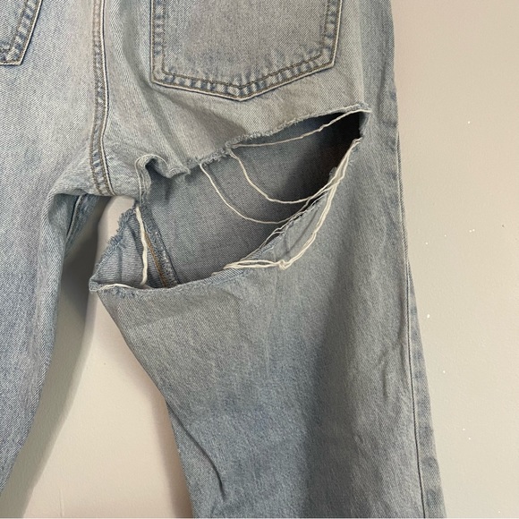 Mom jeans with rip on back thigh - Picture 3 of 5
